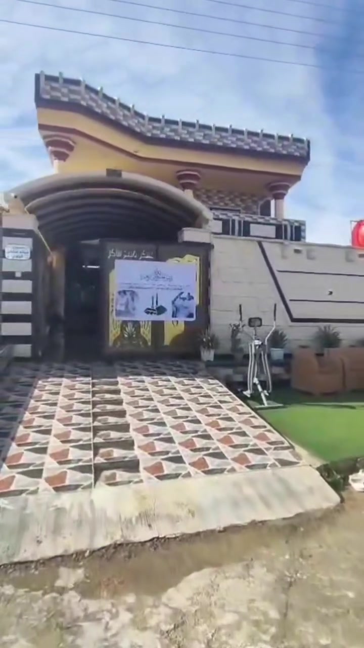 السلام عليكم بيت للبيع التفاصيل جوا 👇🏻
البيت متكون من 4 غرف نوم
 وصاله وهول  موقعه  📌
📍الانبار: راوه قرب محطة الكهرباء مقابل منتزه الوادي الاخضر 
للتواصل ***********
