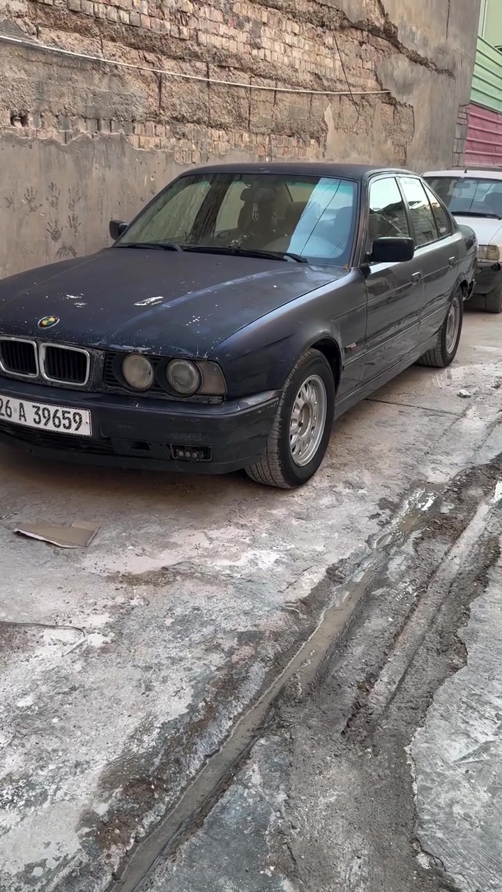 السلام عليكم 
للبيع bmw 525ia موديل 1995 وارد يابان 
كير 5 نمره . مكينة 2.5 مسكر عدل 6 سلندر

رقمها جديد صلاح الدين تحويل ثاني يوم 
السنوية بعدها مانافذة 

السيارة بلادية بلادية بلادية …

صدر امامي وخلفي عليه ادامة كاملة جديد دبلات جديده  . شيال اكسل جديد . دچة مال كير جديد الكير مكفول . اذاين مكينة جديد 
تخم تاير نضيف 
منظومة تبريد المكينة فول 
يعني انسى شي اسمه حماوه 
قطعتين تبريد تبريدها خير من الله ❄️
تدفئة بالكشنات شغالة 
جام 4 كهرباء 
طوافة شغالة 
سنتر لوك شغال ودبل سويچ 
كهربائيات السيارة كلها شغالة 
سايد بريك شغال 
دبل ايرباك 
دبل چكمچة 
الداخل نضيف 
السيارة كلش حلوه مال بيت

السيارة مكفولة من كلشي
فقط فقط خربطة بالمكينة ماعرف سببها 
ومرات تأخير بالتشغيل 

السعر 40 وبيها مجال حگ الجية 
ديالى قضاء الخالص 
اتصل وبيك خير ودلل 

*********** بي واتساب
