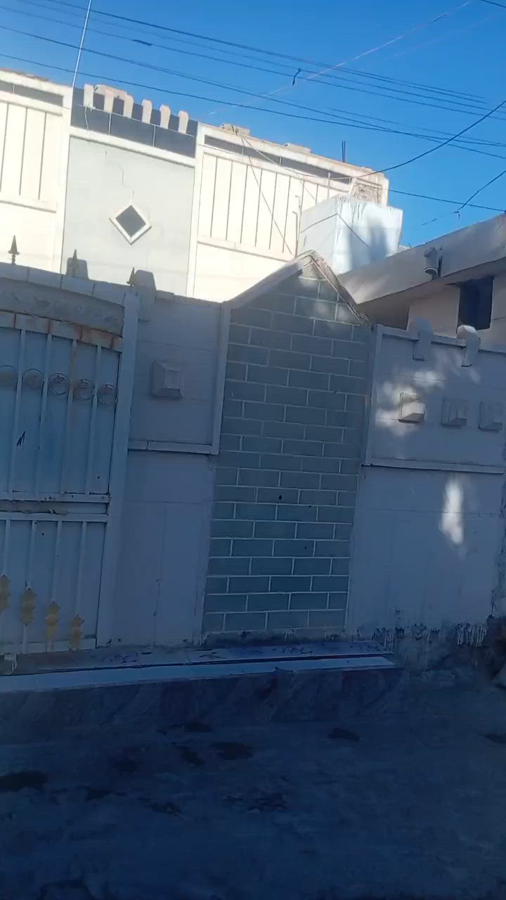 بيت للبيع طابقين ٢٠٠متر الفوك معزول عن جوه درج خارجي ارضيه صب جدران سراميك سقوف ثانويه سكف عكاده يحتوي عله أربع غرف ومطبخين وتلث حمامات وتواليتين غرف جوه سويت جاهز للسكن ولل ايجار جاهز مي ومولد وانترنيت قرب جامعت الانبار وقرب عضومي قرب لمعارض جديده مكان راقي عله ٢٤حبايه السعر ١٢٠ وبي مجال رقم الهاتف موجود اتصال واتساب (***********)
