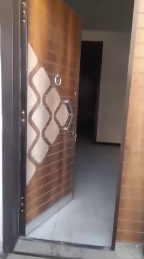 🏡 بيت للإيجار – بناء حديث
📍 الموقع: بغداد – منطقة الدورة، شارع 60، قريب من سوق الجمعية والميكانيك، ضمن المربع الذهبي.
📐 المساحة: 55 متر مربع.
🏠 مواصفات الدار:
3 طوابق
الطابق الأرضي: صالة، مطبخ، خدمات، وترك.
الطابق الثاني: غرفتا نوم وحمام.
الطابق الثالث: غرفة نوم، حمام، وبيتونة.
✅ المميزات:
ماطور ماء.
سخان.
بناء حديث.
💰 الإيجار: 500,000 دينار عراقي شهريًا.
🤝 التعامل مباشرة مع صاحب الدار (بدون وسيط).
📞 للاستفسار والاتصال: ***********
