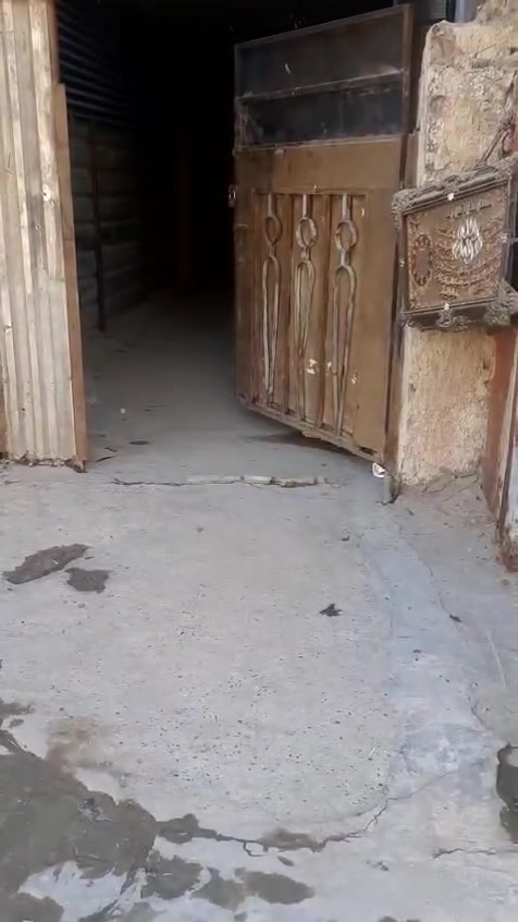 السلام عليكم مشتمل طابق ارضي مساحته 108 متر يفتح بالوجه مترين ممر وينزل يفتح 5 متر لان مقسمين نصين الممر  بناء الثمانينات نظافته ٧٥ بالميه للايجار في حي لشرطه الخامسة قرب أفران صمون الساعدي مساحته 108 متر بناء الثمانينات جاهز للسكن خط مولد بيه معزول من كل النواحي باب خارجي مستقل ممر جبير مترين عرضه ينزل 5 متر ويفتح البيت بيه صاله جبيره 5*4 حولي مطبخ ضمن الحولي وخدمات وغرفة نوم صغيره ايجاره 350 الف ويفضل موظف او متقاعد للاتصال *********** و ***********
