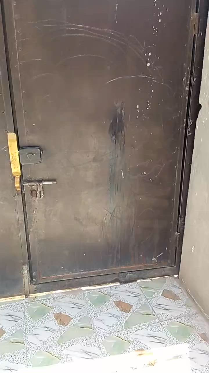 سلام عليكم بيت مساحه 150قرار محكمه سند 25 البيت يحتوي على كراج ستقبال غرفتين نوم مطبخ حمام صاله البيت كامل بناه جديد البيت بل حافض قرب جامعت فريحه شارع ترابي قرب علي حمود المختار سعر 80او بي مجال ‏‪***********‬‏وساب
