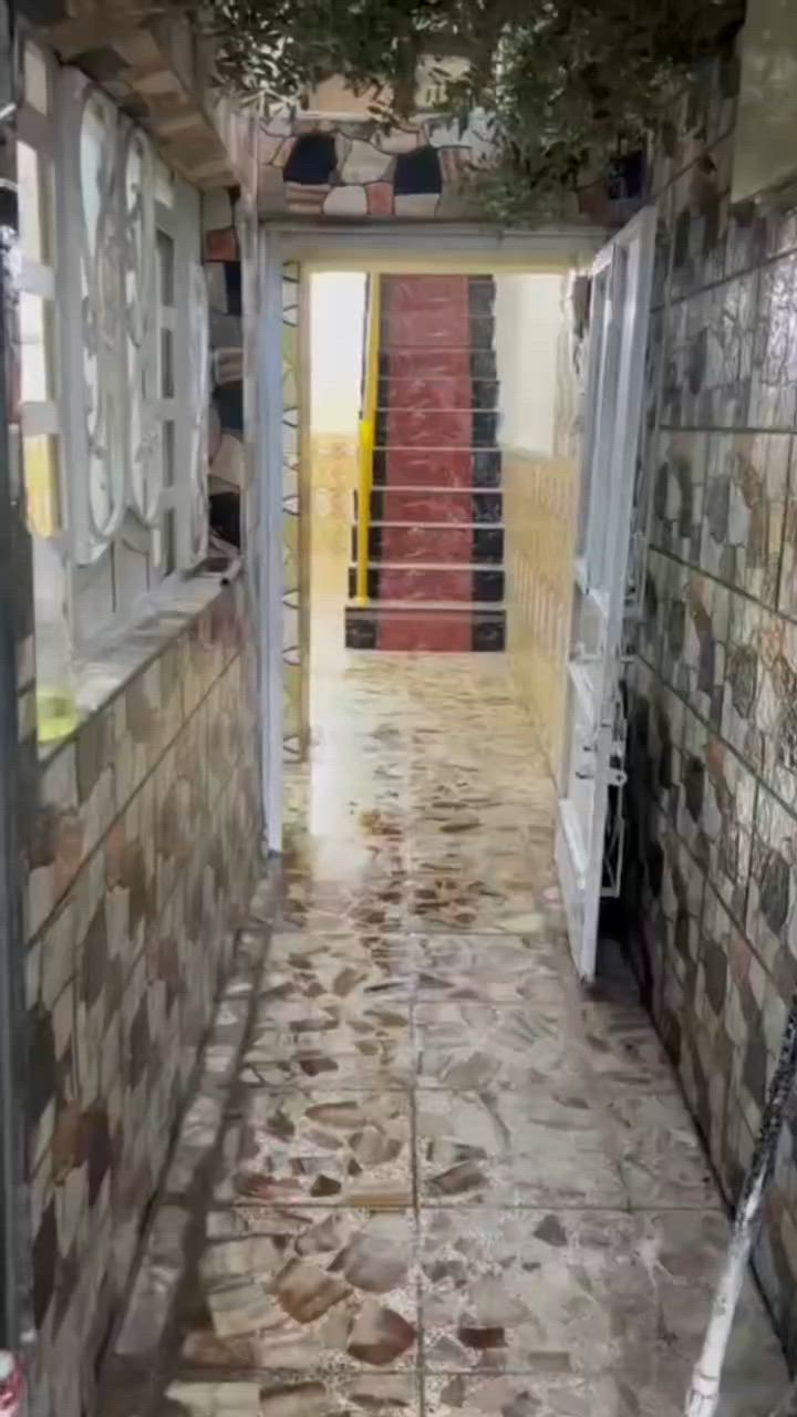 السلام عليكم عندي بيت للبيع شارع الثانيه البيت نضيف جدا ٢نوم الساحه ٧٨ واقع الحال ٨٤ الواجهه ٤ونص ***********
