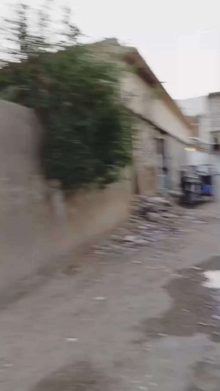 سلام عليكم يتوفر الدينا بيت في سوق العباسيه يتكون من ثلاث غرف وصاله واستقبال ومغاسل خارج ومطبخ داخل وحديقه خارج البيت طابو صرف طابقين مساحتها400متر سعره150مليون وبي مجال للتواصل عبر رقم الهاتف ***********
