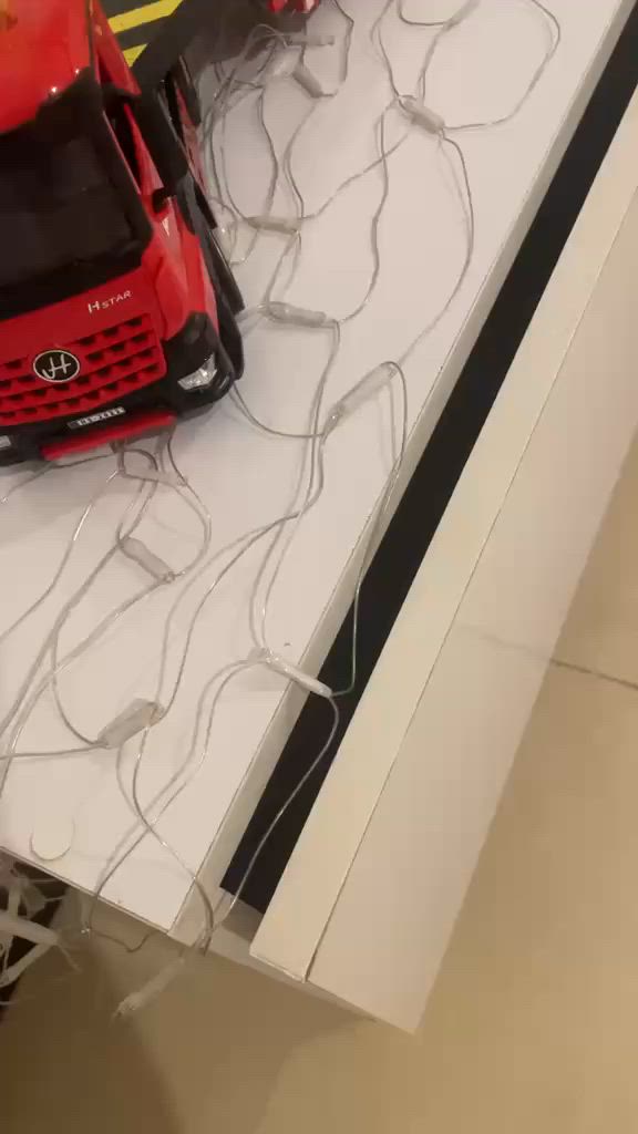 السلام عليكم
ميز تلفيزون جديد مثل ماموضح بالصورة البابين المفتوحة فقط يرادلهم شد مابي ضرر سعرة ٧٥ ألف

تخم سعرة ٣٠٠ ألف وبي مجال بسيط

مكان الدورة/زراعي مقابيل ابو طيارة 
للاستفسار *********** عادي /واتساب
