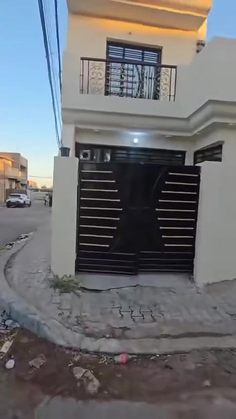 بيت ملك صرف للبيع مساحه ٧٥متر ركن واجهة ٧ونص نزال ١٠
مكانه بغداد قضاء المحمودية حي بدر 
بناء طابوك 
مدفوع كامل خدمات 
مكتب الخالدي ابو يزن
***********
***********
*********** WhatsApp
