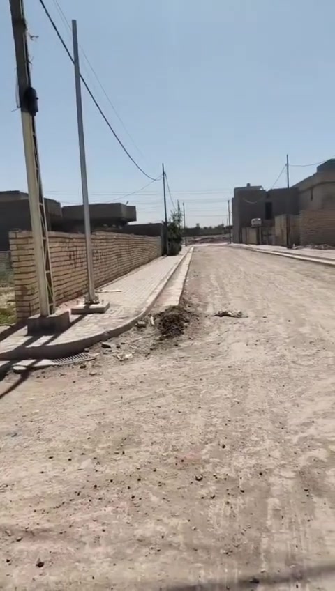 قطعة ارض ركن للبيع ٣٠٠ متر مجمع طيبة السكني بين حي لبتول والرئاسة قريبة ع الشارع العام السعر 95 مليون وبية مجال تواصل ع رقم *********** واتساب ماء كهرباء مجاري ارصفة مقرنص انترنيت وطني باقي بس تبليط هاي الفترة يكمل ان شاء الله

