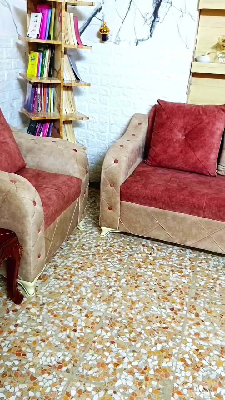 السلام عليكم 
للبيع تخم قنفات راقي وأنيق  ✨
طقم بحالة ممتازة ونظيف، ألوانه راقية ومتناسقة (بيج ووردي غباري)، مناسب للصالات والمجالس 🌸

يشمل [عدد القطع : ٨قطع يعني تخم ونصف]
💰 السعر: [ مليون وربع وبي مجال ]

اما البردات (٣٠٠الف وبيها مجال ) 
والطاولات (١٠٠ الف وبيها مجال) 

📞 للاستفسار او المراسلة واتساب : [***********]
📍 المكان: [النجف الاشرف]
