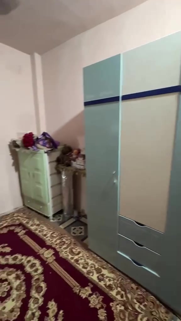 بيت مساحه ٤٠ متر سند 25 طابو زراعي بناء حديث سيراميك خريطة كلش حلوة مستغلين المساحة بشكل ممتاز يتكون من 
 🚨الأرضي هول +حولي صغير كان مطبخ سابقاً تحت الدرج +صحيات +غرفة نوم،، 
🚨الطابق الثاني غرفتين وحدة منهم مسويها مطبخ ومقابلها بالكون + صحيات حمام غربي ، 
🚨الطابق الثالث  غرفة نوم + بيتونة 
سند 25 
الموقع الشعب شارع الصحة 
السعر 80 مليون 
للتواصل فقط واتساب 
***********
