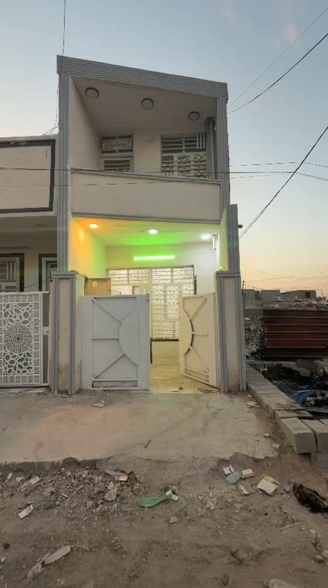 السلام عليكم
دار للبيع مساحة 80 متر واقع حال
سند اصفر مشمول بالتطويب العنوان الشعب حي البساتين مقابيل محكمة الشعب
فرع اسواق الصدرين اول فرع على اليسار 
الشارع التبليط 
 البيت بناء جديد غير مسكون
يحتوي على طابقين
 الطابق الاول صالة وحولي وخدمات ومطبخ وترك
الطابق الثاني غرفتين نوم وترك
البيت جاهز من كولشي ماء كهرباء مجاري كولة اصولي 
السعر جدا مناسب بالنسبة لمنطقتة ومساحتة 
45 مليون وبي مجال للجادين 
للاستفسار مراسلة الخاص 
***********
***********
يتوفر ع الارقام واتساب
