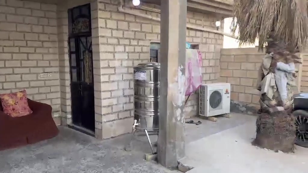 سلام عليكم
بيت للبيع مساحه 250 متر  طابو زراعي قرار محكمه
يحتوي على 4 غرف نوم + صاله 
مطابخ حار بارد 2
حمامات 3
بناء بلوك 
بناء قديم 
قريب على شارع العام المدخل مالته من اسواق ابو حسن
علمن أن البيت يطل على شارعين باب امامي وباب خلفي 
للاستفسار الاتصال على الرقم ***********

