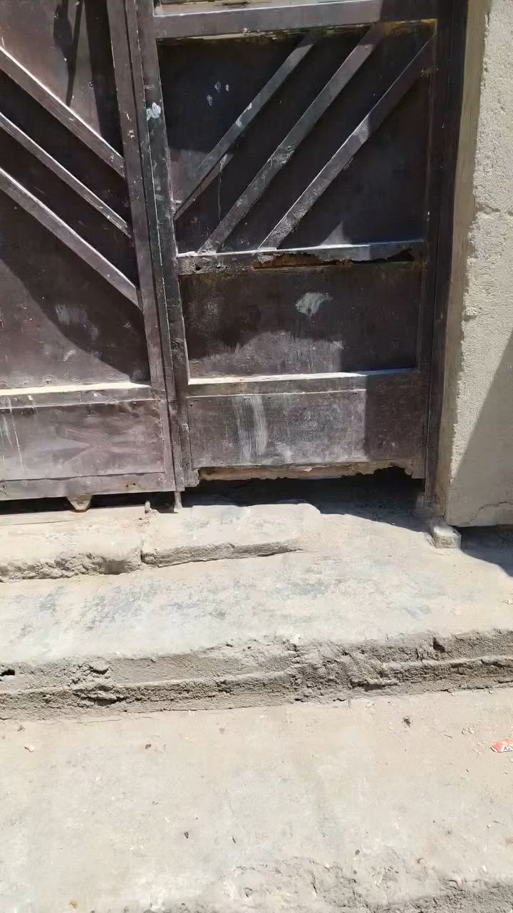 السلام عليكم 
🏡 #للإيجار – طابق أرضي بدون دلاليه
يوجد طابق أرضي ركن للإيجار، بمساحة 85 متر، في منطقة أبو دشير / نهاية شارع الضغط، مقابل أسواق بيت جدو.
🔹 يتكون من: مدخلين
• غرفة نوم
•  استقبال
• مطبخ
• حولي
• صحيات
📍السعر 300 
للاستفسار مراسلة صاحب الدار واتساب أو الاتصال؛ ***********
