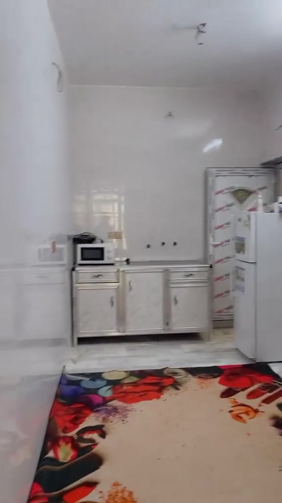 بيت 60 متر للبيع ثلاث طوابق
استقبال ومطبخ حار وبارد وحمام وغرفتين فوك وبيتونة كبيرة وسطح للاستفسار ***********
