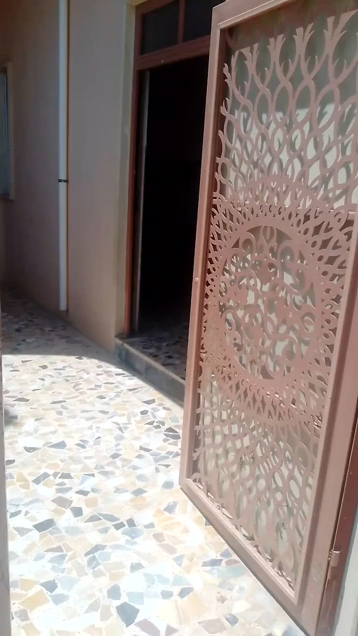 يتوفر بيوت للايجارات في رمجه الشرقيه 100 المساحه 100 متر مربع
المنزل يحوي على غرفتين وهول واستقباط طابقين فول 
***********
***********
