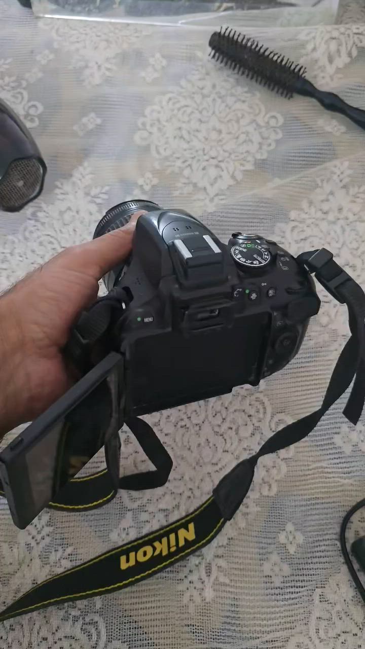 سلام عليكم ..كامره نيكون 5300لبيع ..نظيفه وكل غراظها وياها..
السعر ..350الف .
المكان ..ناصريه مركز 
رقم الهاتف ..***********
