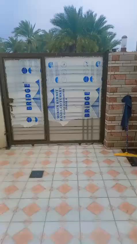 بيت 100متر وأجه 5*20 بيت جديد طرمه واستقبال ومطبخ وغرفه نوم وخدمات خارجيه وداخليه وغرفتين فوكك مكاملات لنص بيت جديد موقع. شارع المستوصف اول فرع شارع الجمعيه بدايه الفرع  الاستفسار ***********. موقع بصف شارع
