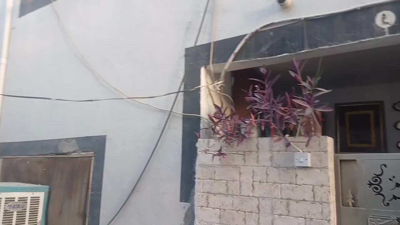 السلام عليكم                                      بيت للبيع بناء قديم قاطين  ١٠٠ متر ١٠ × ١٠  في بعقوبه قريب على خريسان طابق الأول غرفه ستقبال صاله مطبخ صحيات طابق الثاني ٣ غرف ( سعر 90 )للإستفسار ***********
