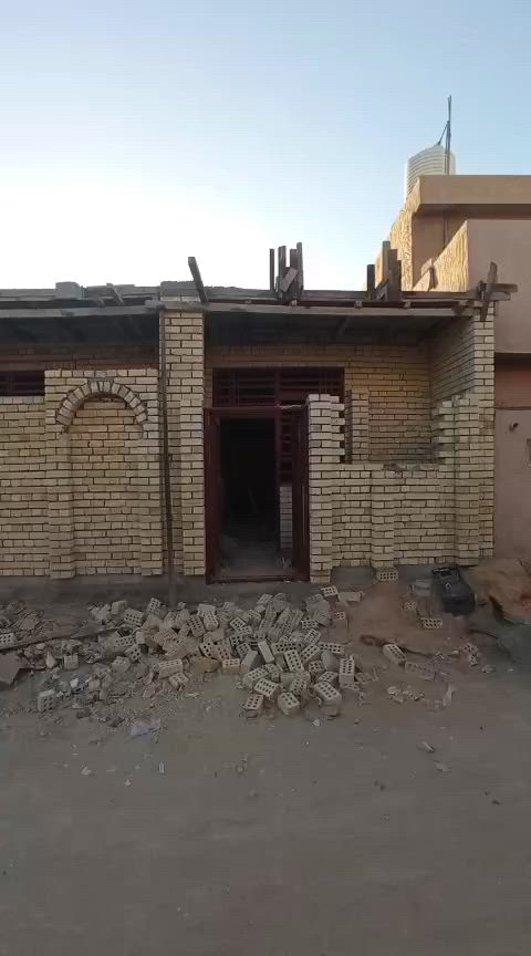 بلاش بلاش بلاش بلاش بيت في كربلاء يبعد عن الامام كيلو متر المساحة 50م في حي العباس الفرع الثالث 
قيد التنفيذ تسليم مفتاح 🔑🔑 بناء درجة الأولى سند 25
راح يكون طابقين غرفتين استقبال وصالة ومطبخ والصحيات تنطي نص المبلغ والبقية بعد تسليم المنزل 
لأستفسار سيد احمد للتسويق العقاري  ***********

