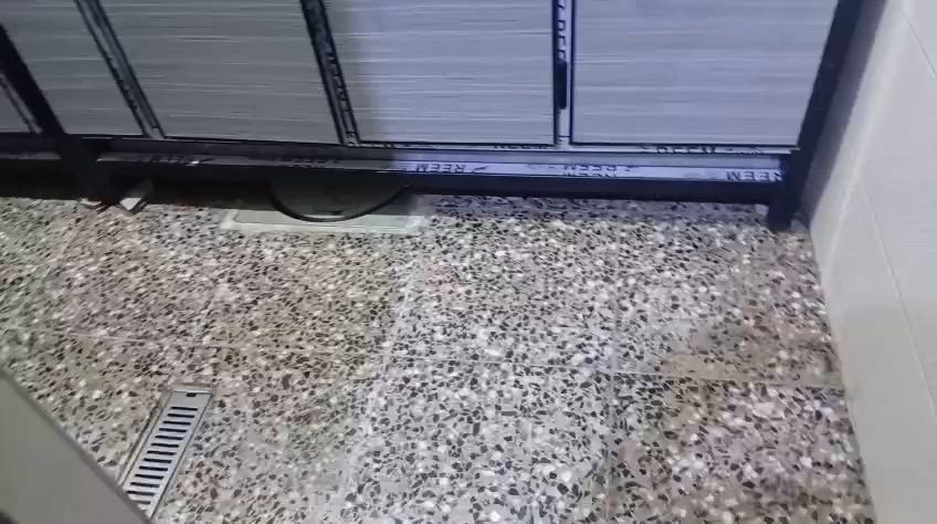 السلام عليكم عندي بيت للبيع مساحه ١٥٠م بناء ستقبال ومطبخ وصاله ومطبخ حار وحمام داخل الصاله وغرف ٢ هيكل منطقة حي جابر قرب محل عامر *********** الشراي يتصل على هذه رقم سعره ٥٠ وبي مجال قليل كامل خدمات كهرباء ومي وتبليط للمعلومة البيت ما ملبوخ فقط الاستقبال ملبوخ ومبيض

