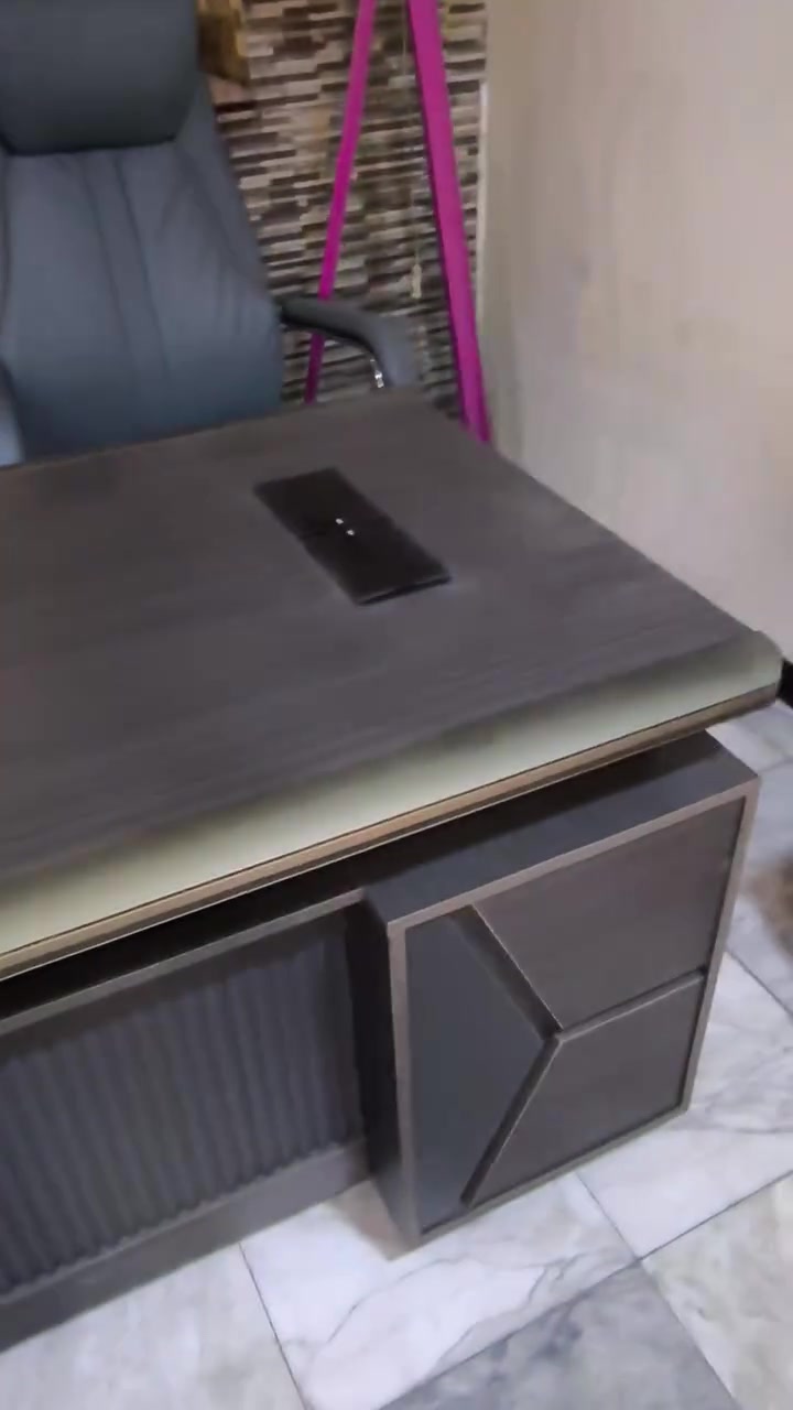 السلام عليكم 
مكتب اكبر حجم جاهز ونظيف يحوي usb و HDMI 
بدون شخط واحد يحوي مجارير بداخله واماكن خزن 
ومع كرسي ايضا كبير طبي مريح 
سعر مليون وبي مجال 
حجمه 2 متر 
***********
