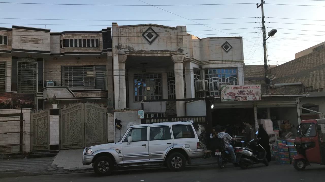 السلام عليكم بيت ٢٠٠متر للبيع طابو صرف على الشارع العام الرئيسي احلى موقع بالكفائات بي محلات بصف سيد هادي القصاب التفاصيل داخل المنشور للتواصل مع الرقم ***********
