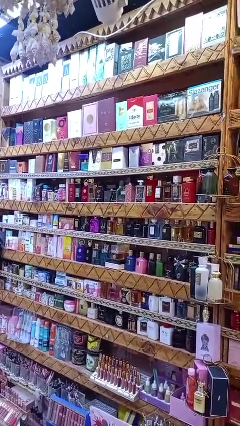 رفوف لبيع خشب ثقيل وشي مرتب خابر ودلل العنوان ناحيه القياره ***********
