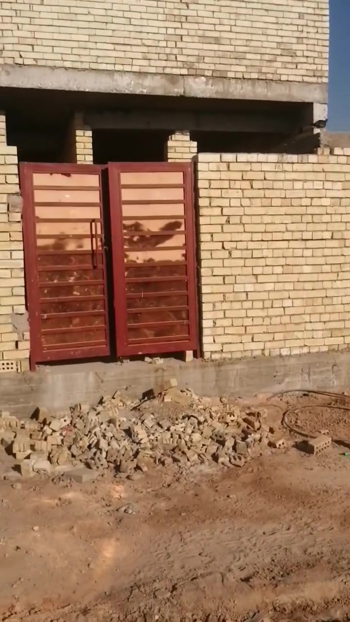 السلام عليكم بيت للبيع  عل مشروع قريب شركه مال مجاري دربونه 12 متر مساحه البيت 100 متر 5 ب20 طولاني معروض  ب45  معروض عد مكتب الاخوين  بداره ابو ماجد الزيداوي  الاستفسار  علئ رقم الهاتف ***********
