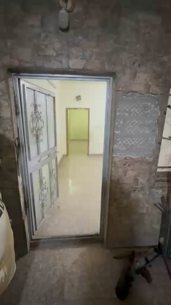 شقه طابق اول داخل قيصريه قرب مدرسه القسطل تحتوي غرفه نوم وهول ومطبخ وخدمات ايجارهه 400 📞***********
