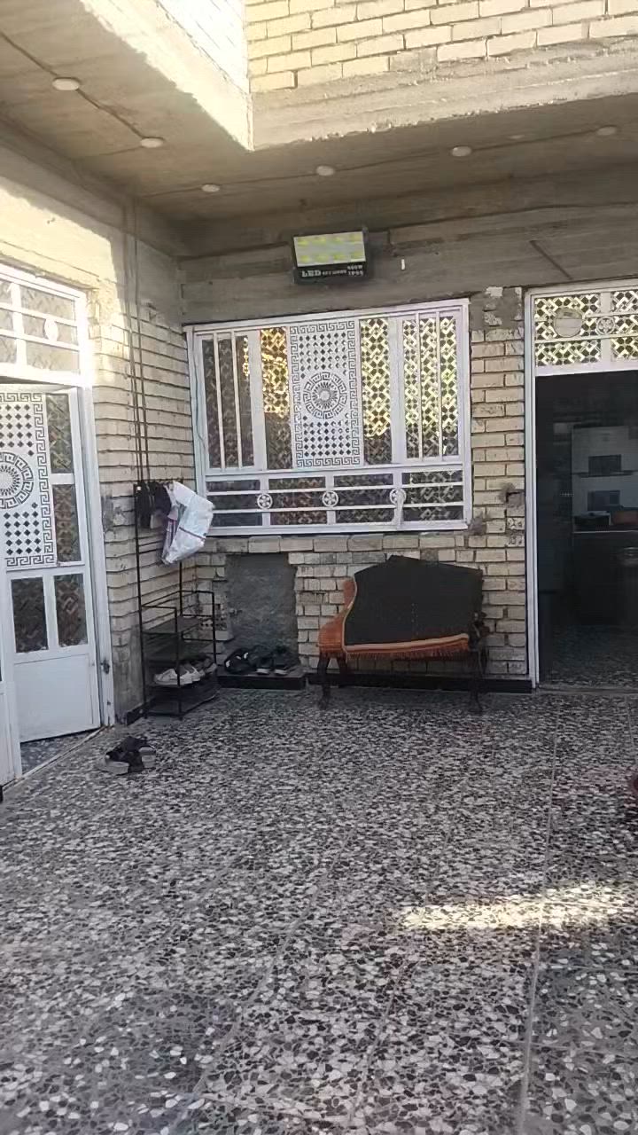 السلام عليكم بيت المساحة 150 متر الواجهة 7.50  النزال 20 التفاصيل داخل المقطع العنوان شارع المضخه في شارع البزل منطقة حي الأمل المنطقه ماء كهرباء وتبليط للأستفسار الأتصال ع الرقم ***********
