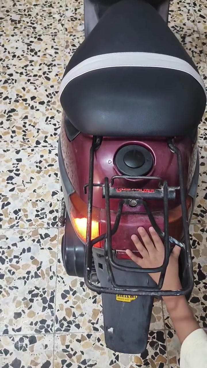 سلام عليكم دراجه بطه للبيع ما مفتوحه فقط كابريتر تجاري يعني تبدله سلف هندر كله شغاله سعره375 لعنوان حي ور الشعب ***********
