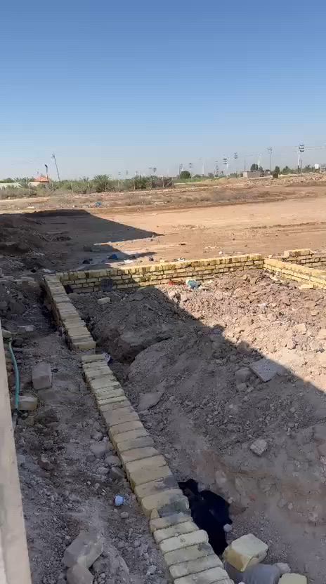 السلام عليكم 
قطعه للبيع 9×30
بيه فضله 3متر
ركن 
 ماء كهرباء بالباب بيه مستقبل موقع كلش حلو
***********
