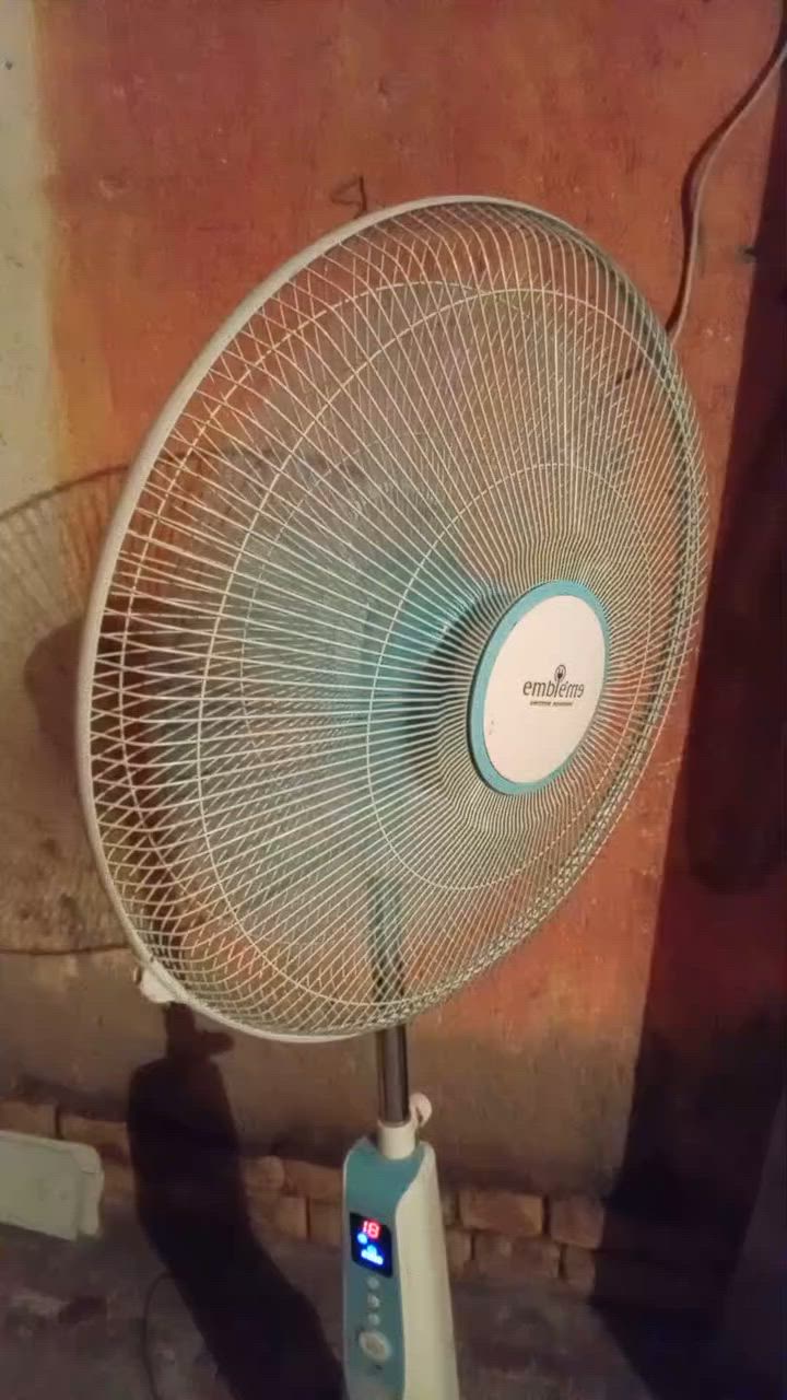 مروحه شغاله نضيفه كلش حجم جبير سعرها ب40 وبيها مجال للشراي الي يريدها يراسلني او يتصل ***********
