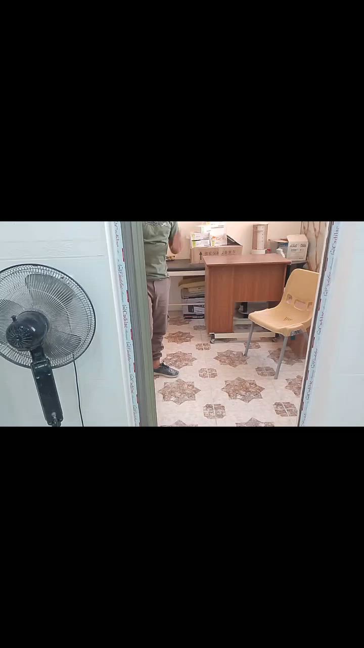 *خصوصيتك أولاً.. والراحة كاملة* 🌙
*بردة التعتيم مانع إضاءة + رؤية*  
الستارة اللي تحول غرفتك لكهف راحة

*مميزاتها اللي بتخليك ما تستغني عنها:*
- *تعتيم 99%*: تنام الظهر كأنه ليل. تقطع أشعة الشمس والحرارة
- *خصوصية كاملة*: من برا ما يشوف ولا شي، حتى لو النور مولع جوا
- 
- *قماش فخم وناعم*: شكلها راقي، وتناسب الصالة والغرف

*وداعاً للإزعاج*  
لا شمس تصحيك الصبح، لا جيران يشوفون، ولا حرارة تذوبك. بس راحتك أنت.

*مقاسات كلها متوفرة*  
ارسل لي مقاس الشباك أو الباب وأنا أعطيك السعر + اللون اللي يناسب ديكورك

واتس اب ***********
