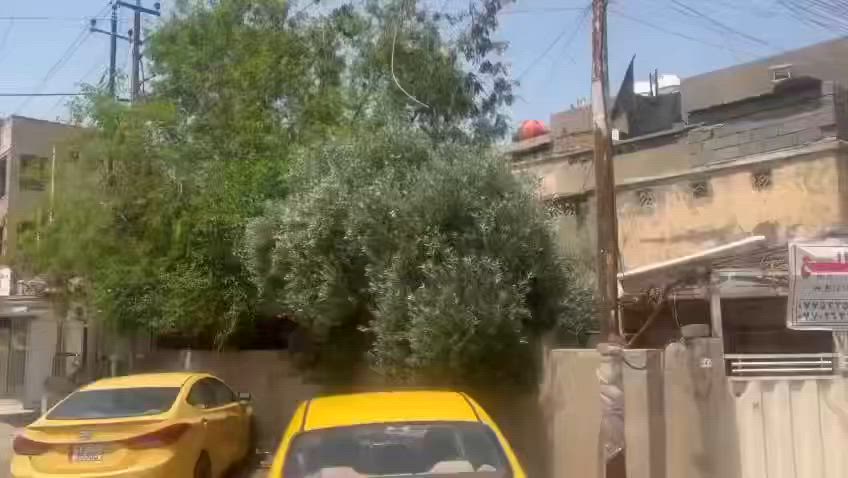 دار للبيع المساحه 245.25م بناء قديم الواجهــة 15.05م و النزال 17.5م وحسب اجازة البناء المرفقة يحتوي على (5) غرف نوم  مع هول كبير بحدود (10)م واستقبال وحديقة وكراج مع باقي الخدمات .
ملاحظة "البناء قديم وتعبان"

📍العنوان: حيي سومر شارع مركز صحي حي سومر أو مركز شرطة حي سومر  مقابل الملعب موقع ممتاز جداً شارع نافذ عرضه 15م.

للأستفسار اكثر مراجعة اصحاب الدار او الاتصال على الرقم التالي:(***********) أو الأرقام المرفقة في الصورة متوفر واتس ابًًً.
