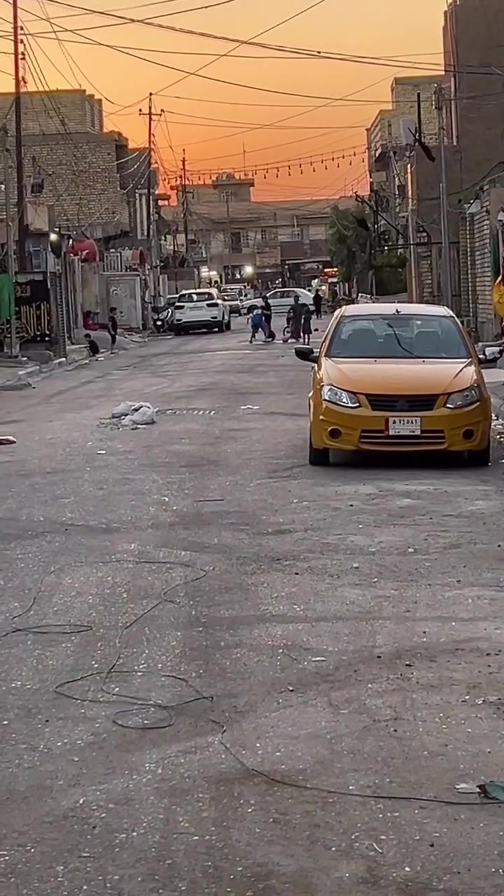 بيت لبيع حي ور قرب السوك  المساحه 75 متر البناء هول وغرفه ومطبخ  وسطح بس تنزل درج وصحيات البيت خلفيه التواصل عل رقم ***********
