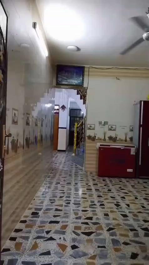 السلام عليكم
دار طابو صرف م 150 م منطقة 24 ابو اعضام اول شارع بالمنطقه 
قاطين مآبي اي نقص بناء حديث 2022
4 غرف نوم
استقبال 
صالة
صيحات عدد 3
مطبخ حار وبارد 
***********
