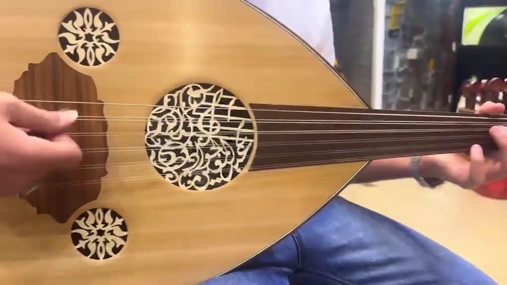 عود عراقي شرقي طربي
صناعة الاستاذ عبد المعين جواد 2024
الظهر مجموعة من الاخشاب (سيسم - جوز - زان )
المفاتيح سيسم.  الوجه چام جديد غير مستعمل السعر ٥٠٠ ألف جوه سوكه مستعجل ع البيع استفسار ***********
