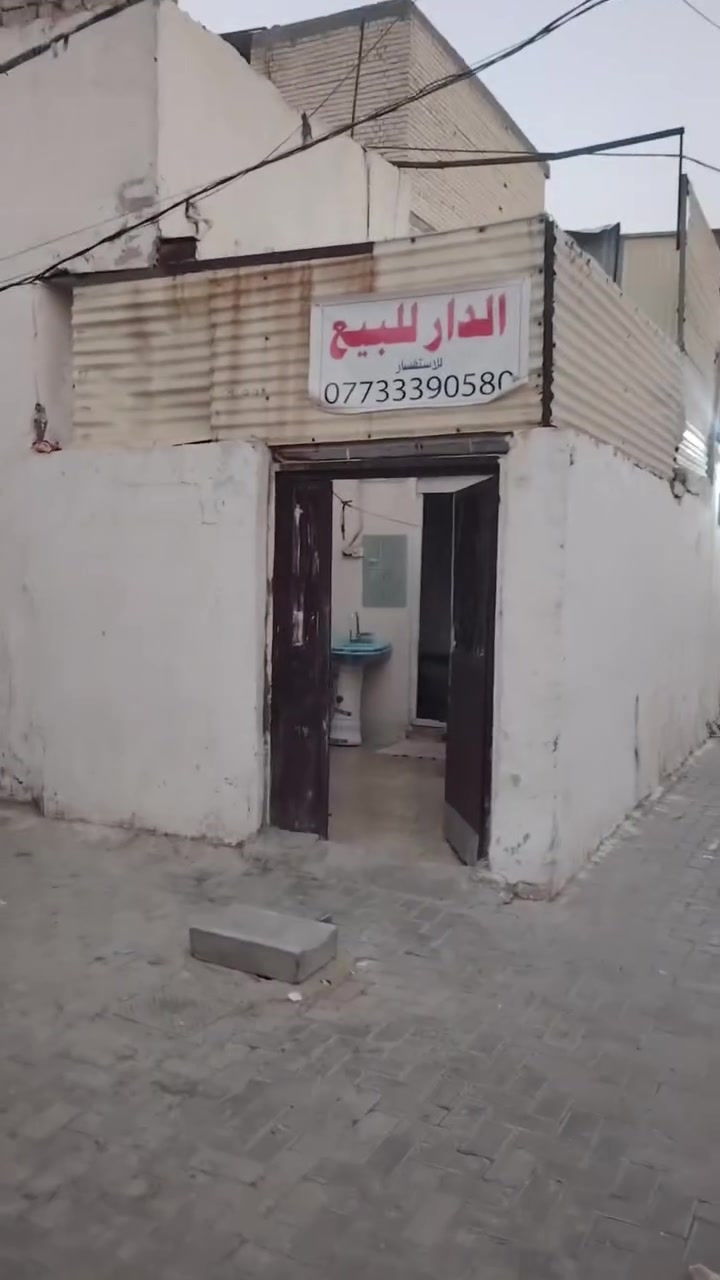 سلام عليكم
بيت لبيع قطاع ٨٠ مقابل جامع ٧٤ مساحته ٧٠

حوش / حمام تواليت / ديوانيه / مطبخ / غرفت نوم

سعر ٣٤ بي مجال قليل 

رقم الجوال ***********
