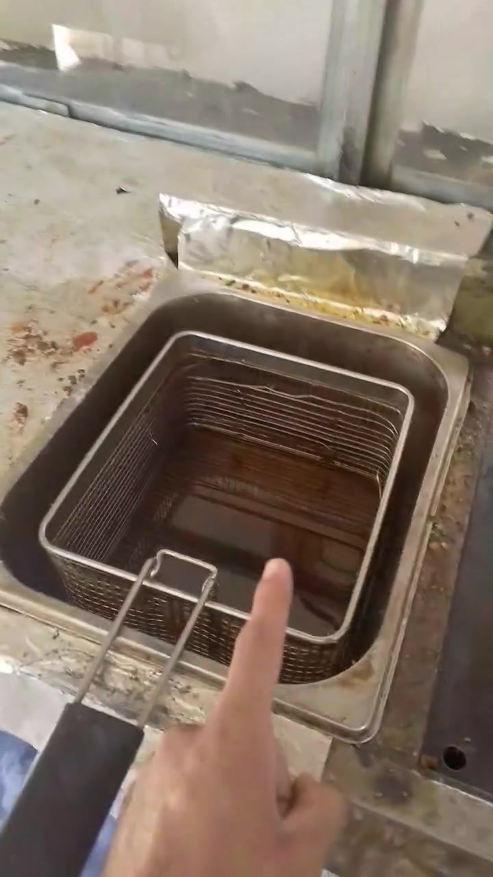 عارضه + عربانه 2×1
تحتوي عله كريل بركل + قلايه فنكر + قلايه  فلافل 
هيه عربانه وهيه عارضه بيها مكان تخزين اعلا العربانه 
او بيها مكان تخزين اسفل العرابانه 
تحتوي عله 3 بريمزات 
نضيفه جداً مابيها اي شي لا كسر ولا طعج 
سعر 250 الف وبيها مجال 
امانت الله ماخذها اني ب 600 
رقم *********** 
عنوان بغداد كمب ساره
