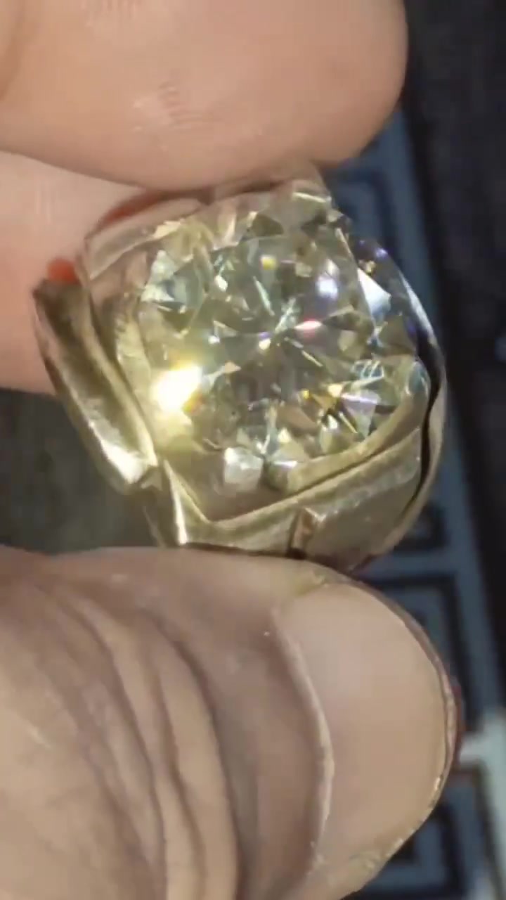 جوهره جميله  للبيع   قياس الخاتم  ١٩         السعر   200  دولار       ***********
