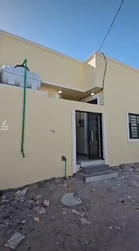 بيت طابو سهم ميت متر تكون من قرفتين ودوانيه وصاله ومطبخ وحمامات خارجيه وداخليه مكان البيت ابوالخصيب طريق العوجه سايدين شارع سندباد مكان كلش راقي بيت جديد ستوه كمل سعرا 52وبي مجال لشراي للستفسار اتصل ***********
