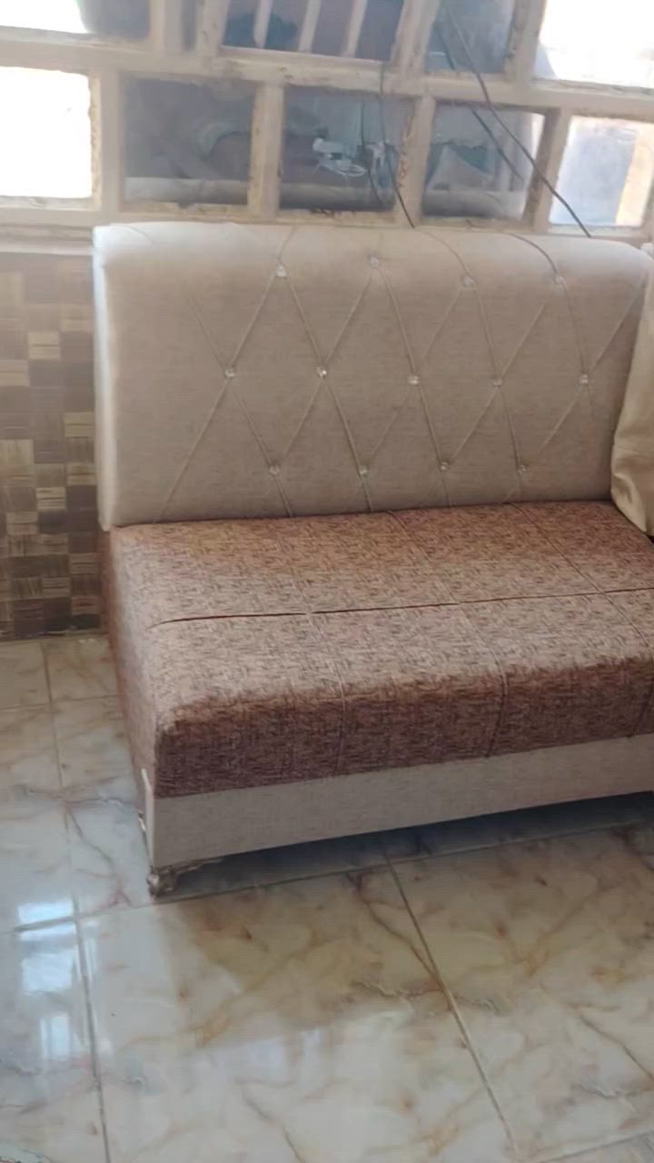 ديوان مكون من خمس مقاعد نظيف جدا مستخدم شهر فقط سعره ٢٥٠الف وبيه مجال لشراي *********** مكاني سامراء
