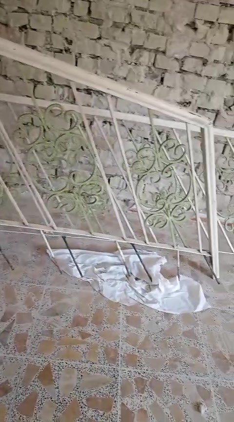 سلام عليكم عندي هذّني الغراض للبيع كلمن وسعره السياج الخارجي مع الباب طوله  6 أمتار الاتصال والاستفسار على الرقم ***********
