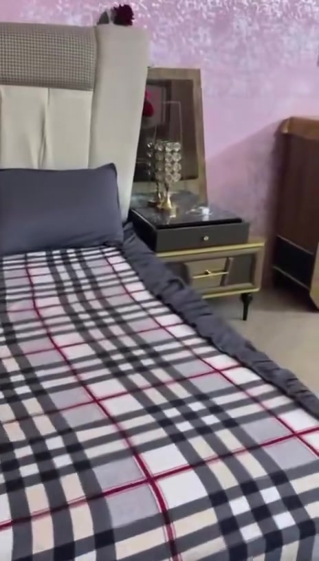 السلام عليكم 
غرفة نوم تركيه مكونه من 7 قطع جديده بمعنى الكلمه صارله 3 اشهر من شديته جديده حيل  السعر 900 وبيه مجال للشراي خابر وتدلل ***********
