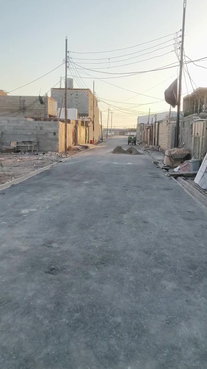 سلام عليكم بيت ١٥٠متر طابو سند ٢٥ مكانه حي الكفيل ع سياحي ٧بيت عن شارع سياحي العام البيت رفت مسلح سعر ٥٠بي مجال لشراي ماي مينكطع بدون ماطور بي ثنين صوندات كهرباء متطفه بحيث حته سحب ما ساحبين بي خطين كهرباء *********** ويرهم مراوس بيت هم عادي
