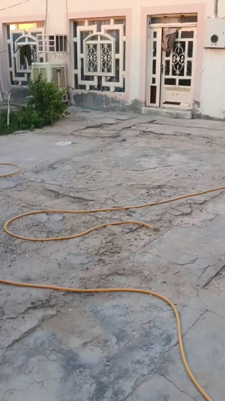 السلام عليكم بيت للبيع مساحته 500 متر واجهيه البيت مقسومه 80 وماجره والوقايه 420 ساكتين مكان البيت بالشارع مال سكله حسن عراق سعر السعر 95 وقابل للتفاوض بمجال بالكوفه بالنجف بالكوفه شارع المعمل بشارع سكله حسن عراق واهلا وسهلا بيكم خادم الشراي. ,***********
