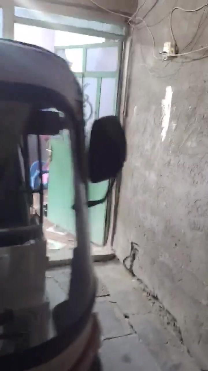 سلام عليكم بيت للبيع طابو صرف  مقابل المدرسه اليرانيه ٢ قطع ع تجاري شارع الخدمات مصقط ***********
