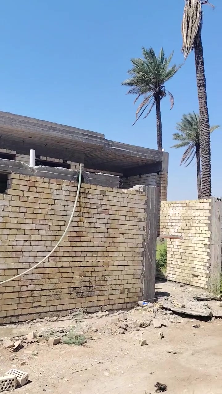 السلام عليكم يعلن مكتب الكوخ للعقار عن بيع مشتمل هيكل طابو زراعي خلف مجمع الصالح باقي التفاصيل داخل الفيديو 
المساحه 125 م
الواجها 6.25م م
النزال 20 م
السعر 38 قابل للتفاوض للإستفسار مراجعة مكتب الكوخ او الاتصال على الأرقام التاليه
***********
***********

