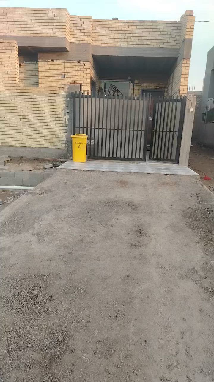 السلام عليكم بيت للبيع مساحه ٢٠٠ متر واجهه ١٠ نزال ٢٠ بيت بناء حديث نظام كهرباء حديث نظام ماء حديث البيت كله ديكورات مقابل حليب بلادي ع الخط السريع كدامه تشجير مساحه كبيره مجاوي وصحيات وسبالت الطابق الثاني كله مأسس بس مباني فوك للأستفسار *********** اني صاحب البيت مو دلال
