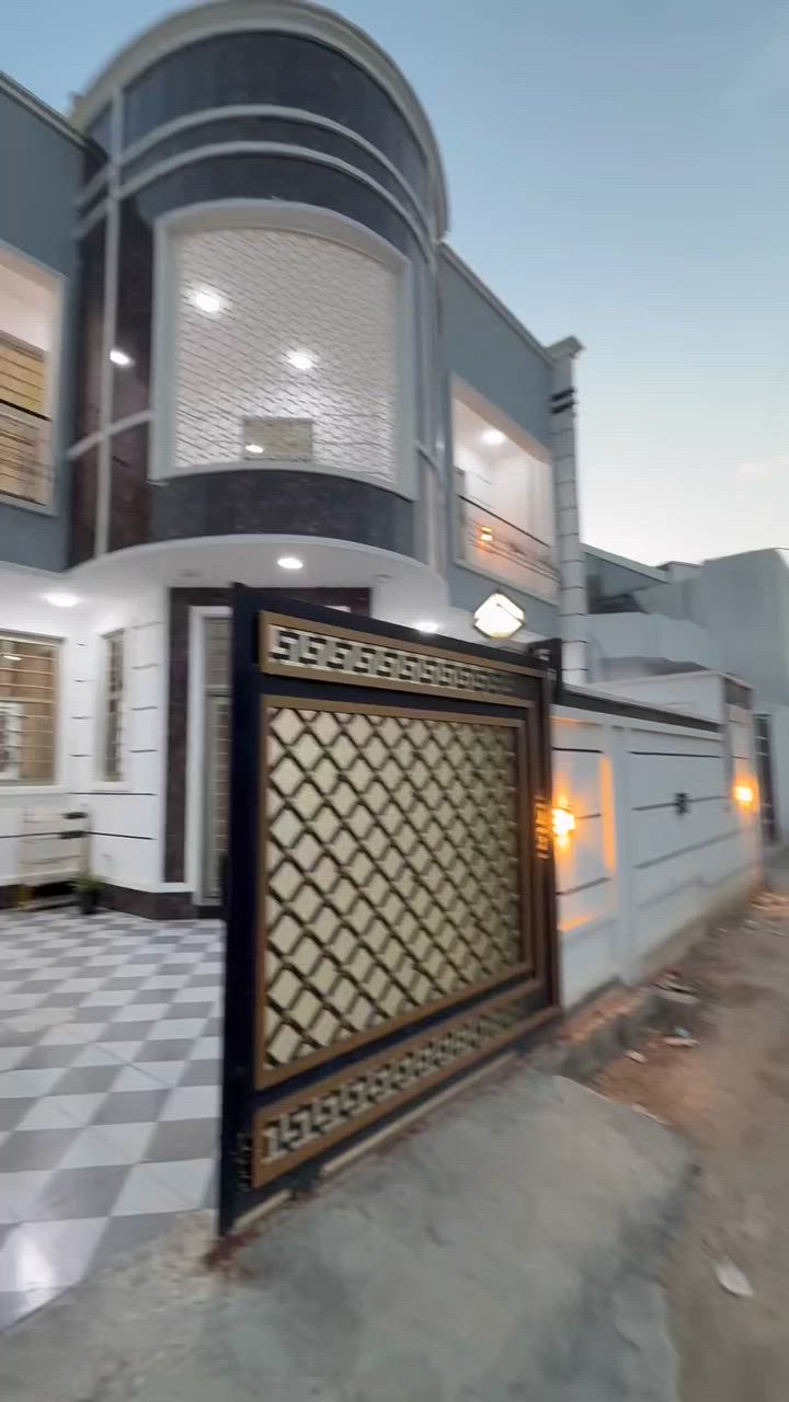 🏠 دار سكنية للبيع في الرمادي 🏠
مكتب اللؤلؤة للعقارات يقدم لكم عرضاً مميزاً لدار حديثة وجاهزة للسكن الفوري.
 📍 الموقع: الرمادي - خلف شركة الياسين (قرب فندق الأنبار الدولي).
 📏 المساحة: 190 متر مربع.
 ⚖️ سند العقار: طابو زراعي.
 ✨ مواصفات البناء: بناء حديث وعصري (الطابق الأول طابوق، الطابق الثاني بلوك - التفاصيل كاملة في الفيديو).
 💰 السعر: 125 مليون دينار عراقي (قابل للتفاوض للجادين).
📞 للاستفسار والتواصل (اتصال أو واتساب):
 ***********
 ***********
📍 أو تفضلوا بزيارة مقرنا:
مكتب اللؤلؤة للعقار | الرمادي - سوق الرمادي - قرب شارع الصياغ.
نختار لك الأفضل دائماً..
#مكتب_اللؤلؤة_للعقار #سوق_الرمادي #شارع_الصياغ #الانبار_الرمادي #بيت_للبيع
